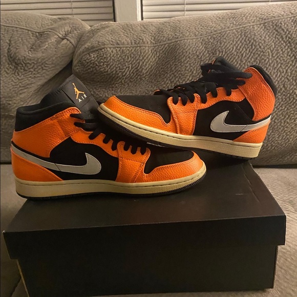 Air Jordan Retro 1 Mid “Black Cone” - Picture 3 of 4